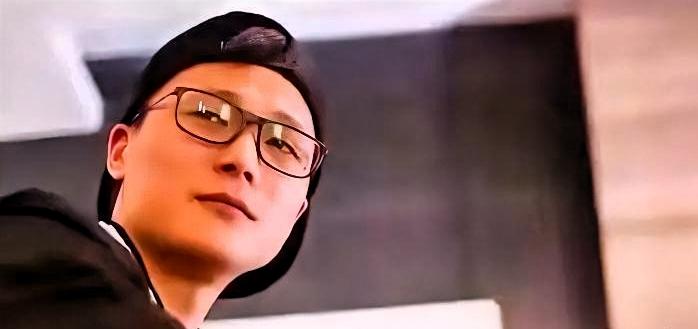 密子君被拍到跟前男友复合了。就是那个几年前出轨、她摆了一桌全绿宴内涵的男人。
