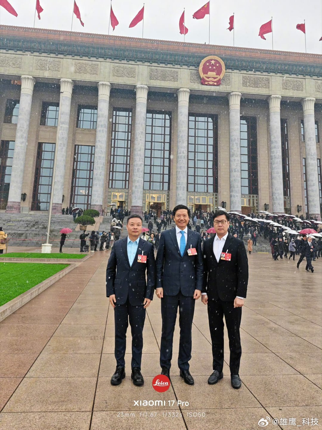 雷军秒变热门打卡点好家伙，这也太热情了吧！3月4日北京飘雪，却挡不住现场的火热氛