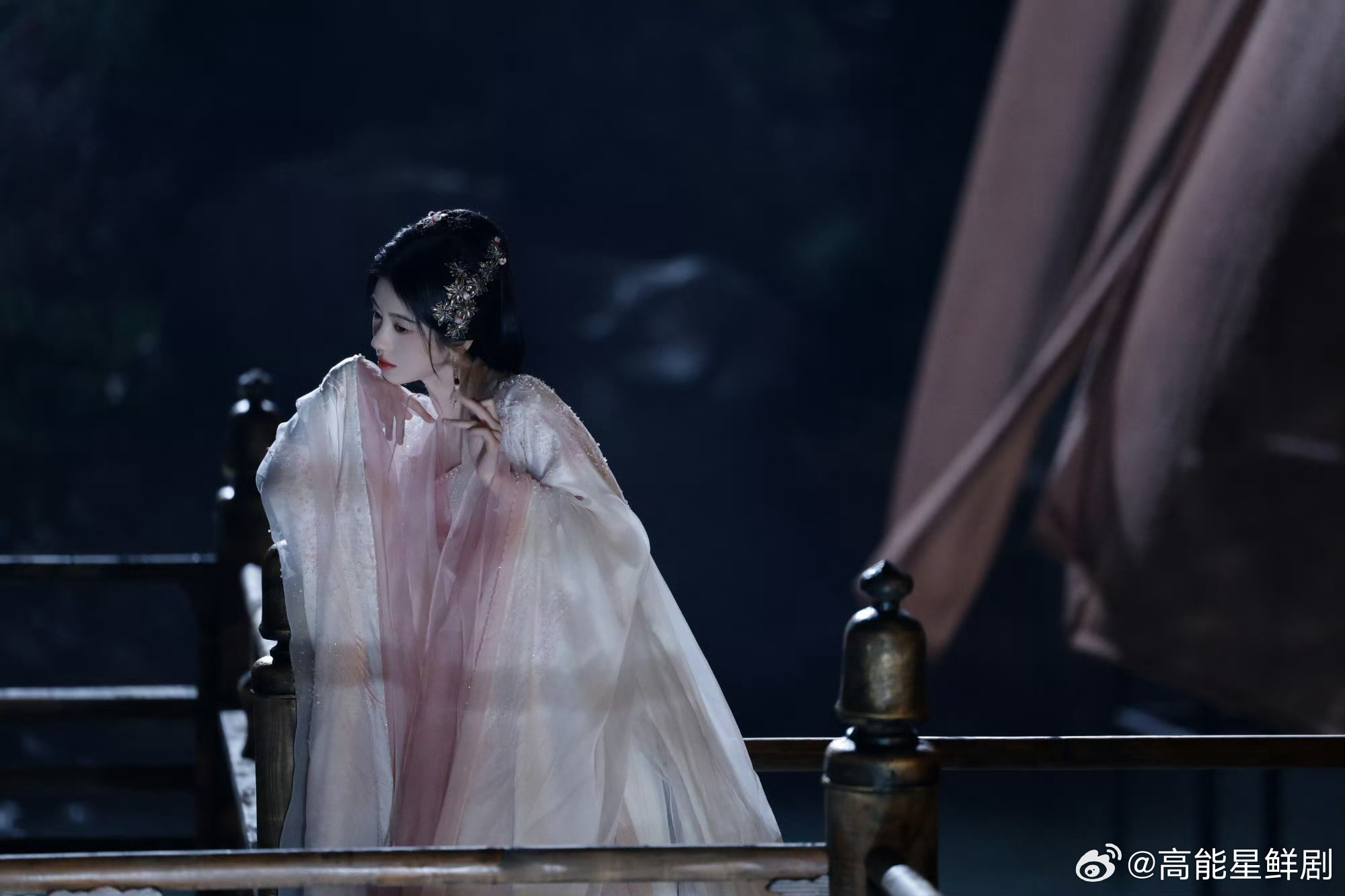 鞠婧祎首次参加追剧团小鞠第一次来追剧团也太乖了吧！站在陈都灵旁边像个小团子，手势