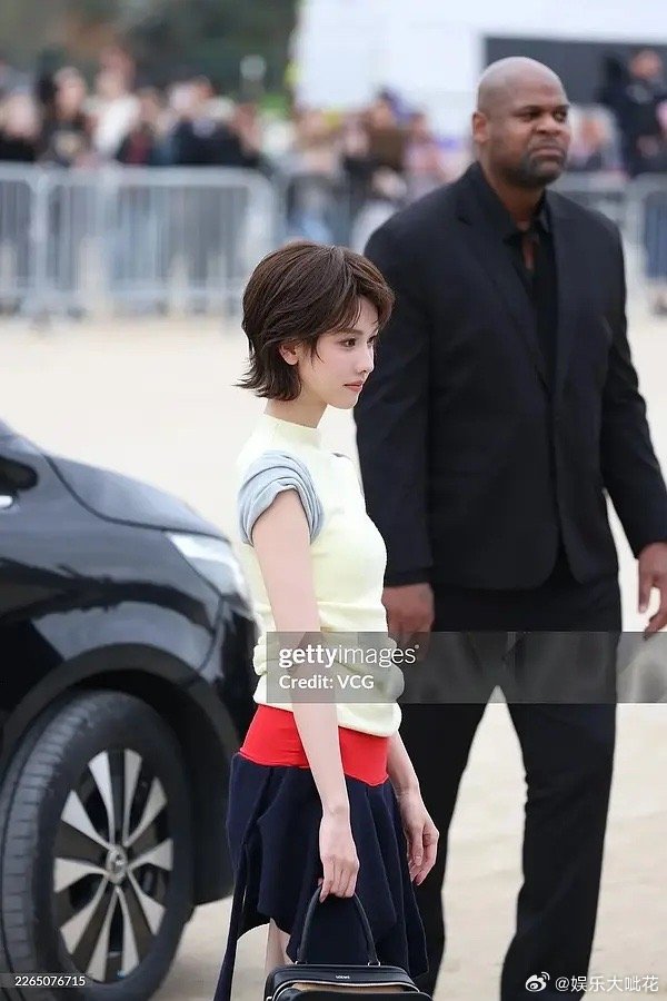 来看看陈都灵巴黎时装周g社外媒生图如何？是g社还是站姐？很美很俏皮啊