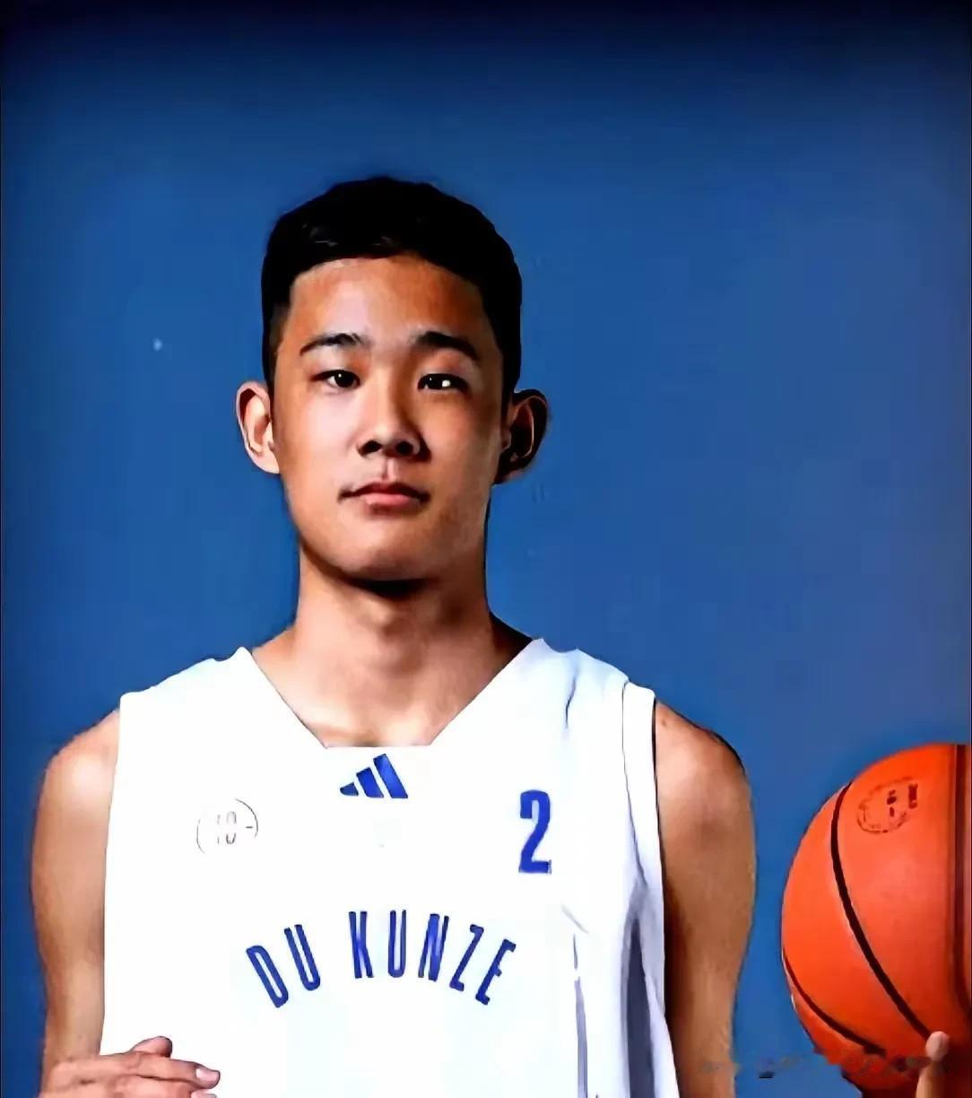 杜锋突然下课，相信最受伤之人非杜锋儿子莫属，明明可以成为广东男篮“太子”，但眼下