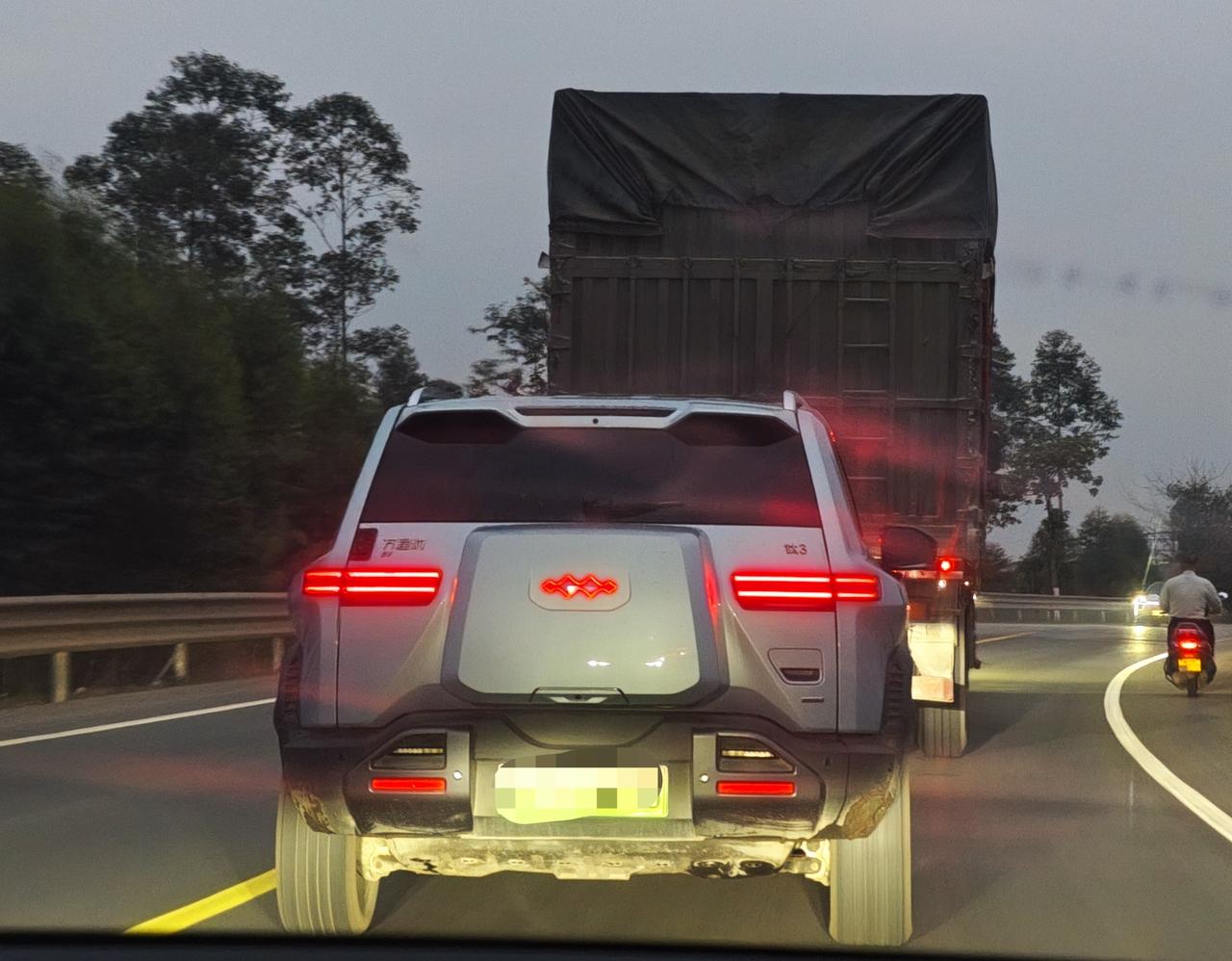 方程豹钛3的颜值相当高，实车其实很好看，而且价格也相当实惠，还标配了天神之眼C！