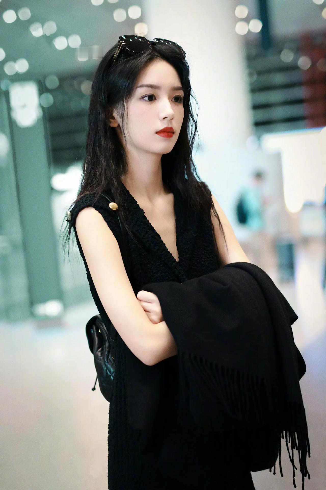 一直觉得周也属于那种邻家小妹妹类型的，
没想到还有这么冷艳的一面。

黑裙配红唇