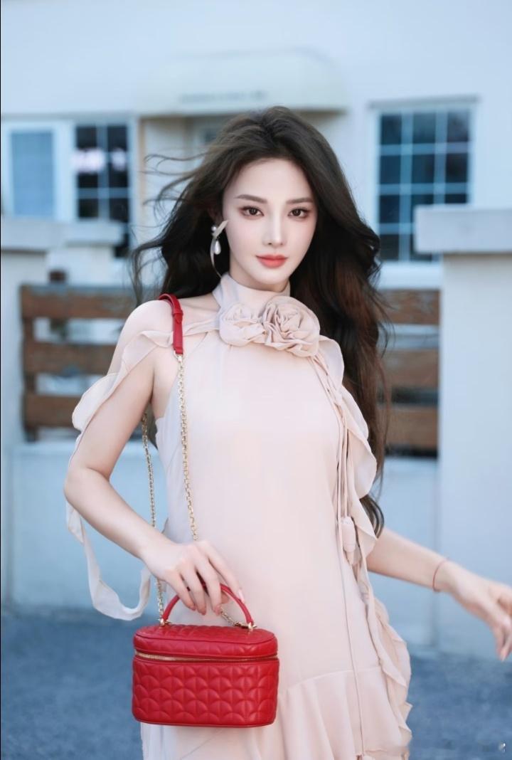 彭小苒既要爱情的糖也要事业的光今天也是为别人爱情流泪的一天呢！！！彭小苒真的又甜
