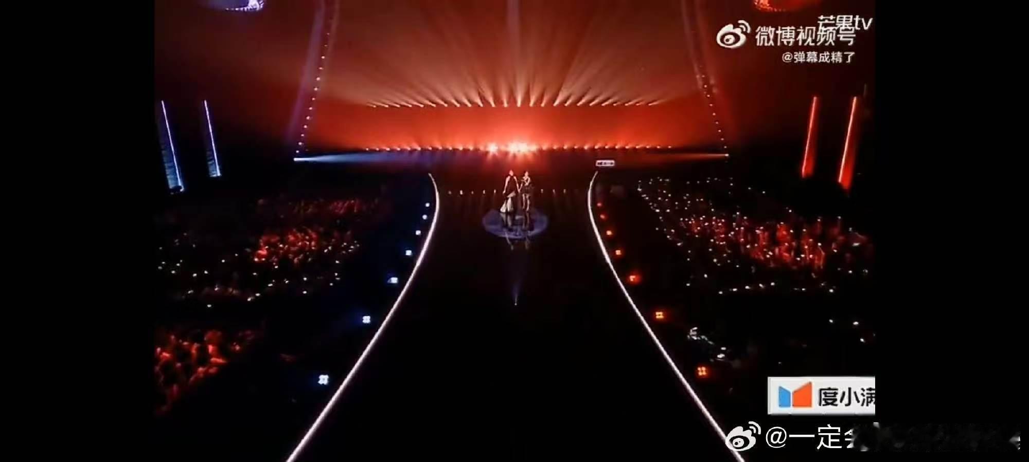 唐艺昕范玮琪飙高音唐艺昕范玮琪相互托举浪姐直播高亢旋律萦绕现场，搭档之间互相配合