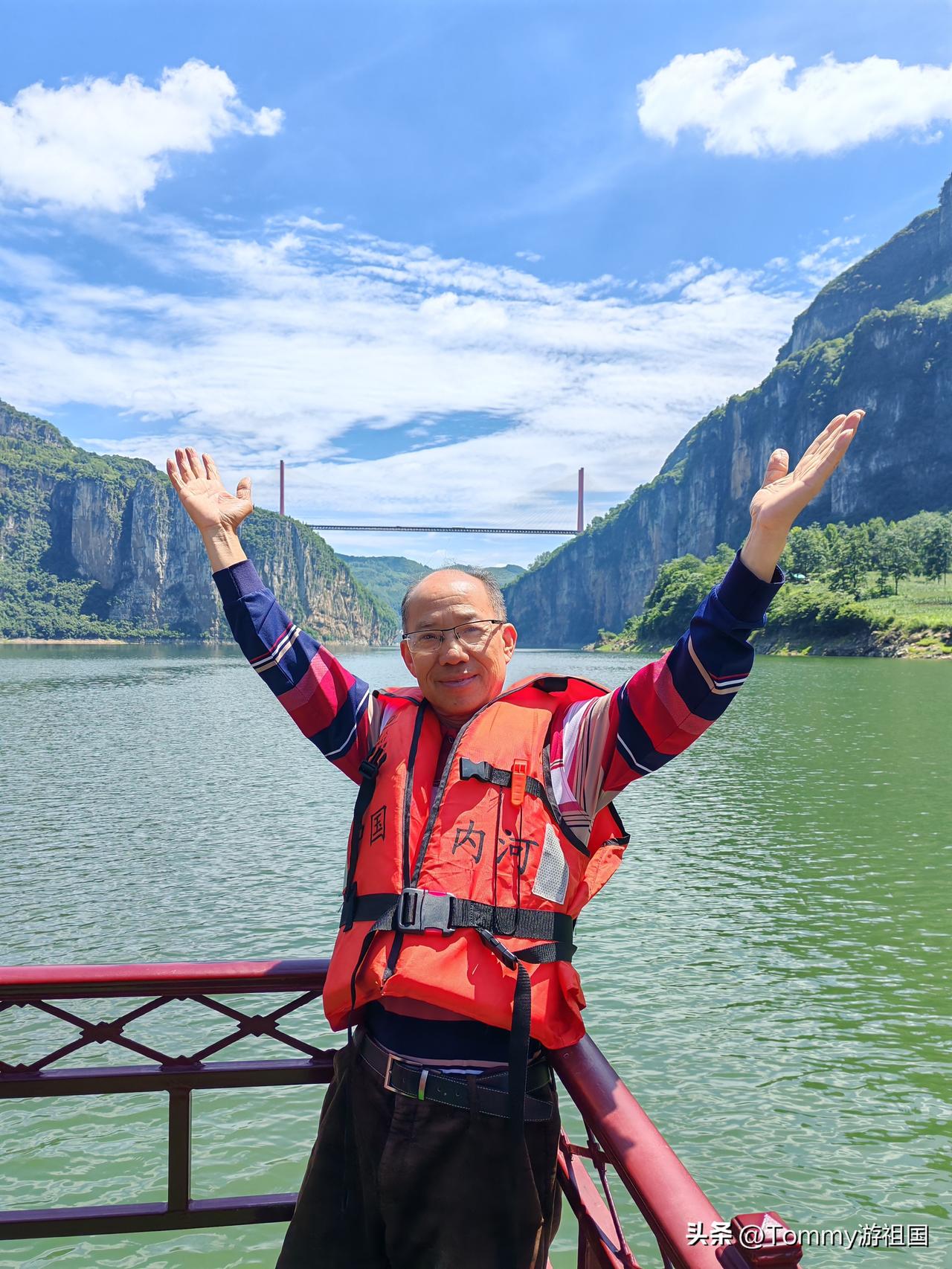 避暑贵州第八天：坐船游览乌江源百里画廊
    今天是避暑贵州第8天，房车停在原