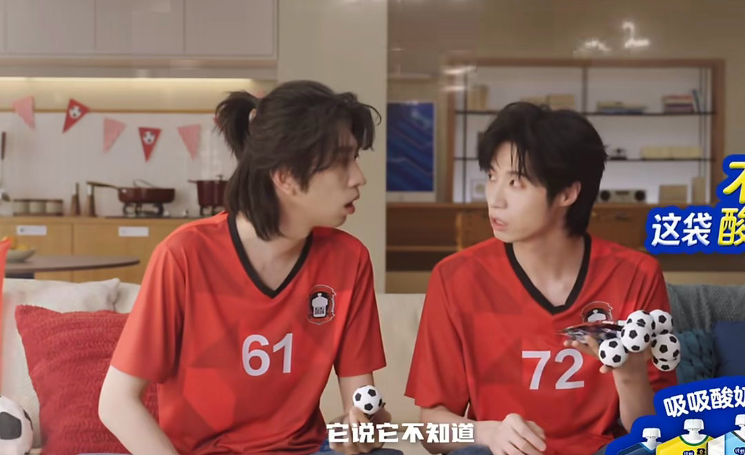 这个高差到底怎么做到的 又在感叹狗真的很擅长巨大一条缩成小小一只以达到上目线看哥