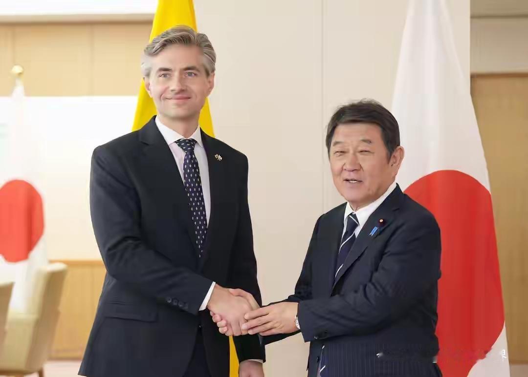 立陶宛外长布德里斯一边急着找靠山，一边又舍不得放下身段。
安全上他紧抱日本大腿，