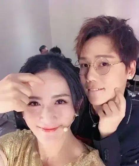 刘维谢娜师徒情好好磕谢娜和刘维既是师徒也是姐弟。两人一起一同上台的搞怪感真的很同