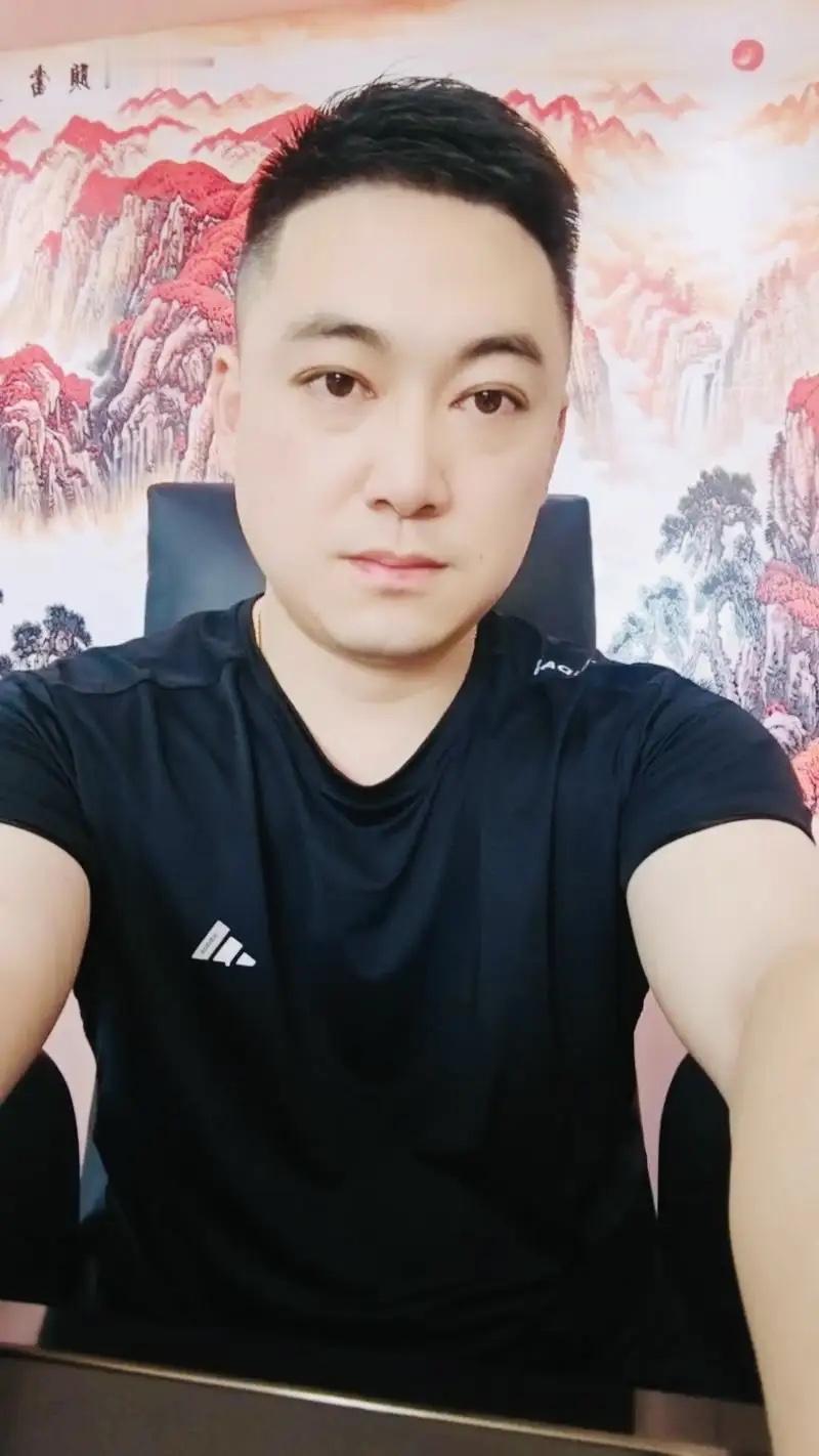 男子出轨养小三还生子，给小三买房买车，却嫌原配是黄脸婆

男子在外偷偷出轨，不仅