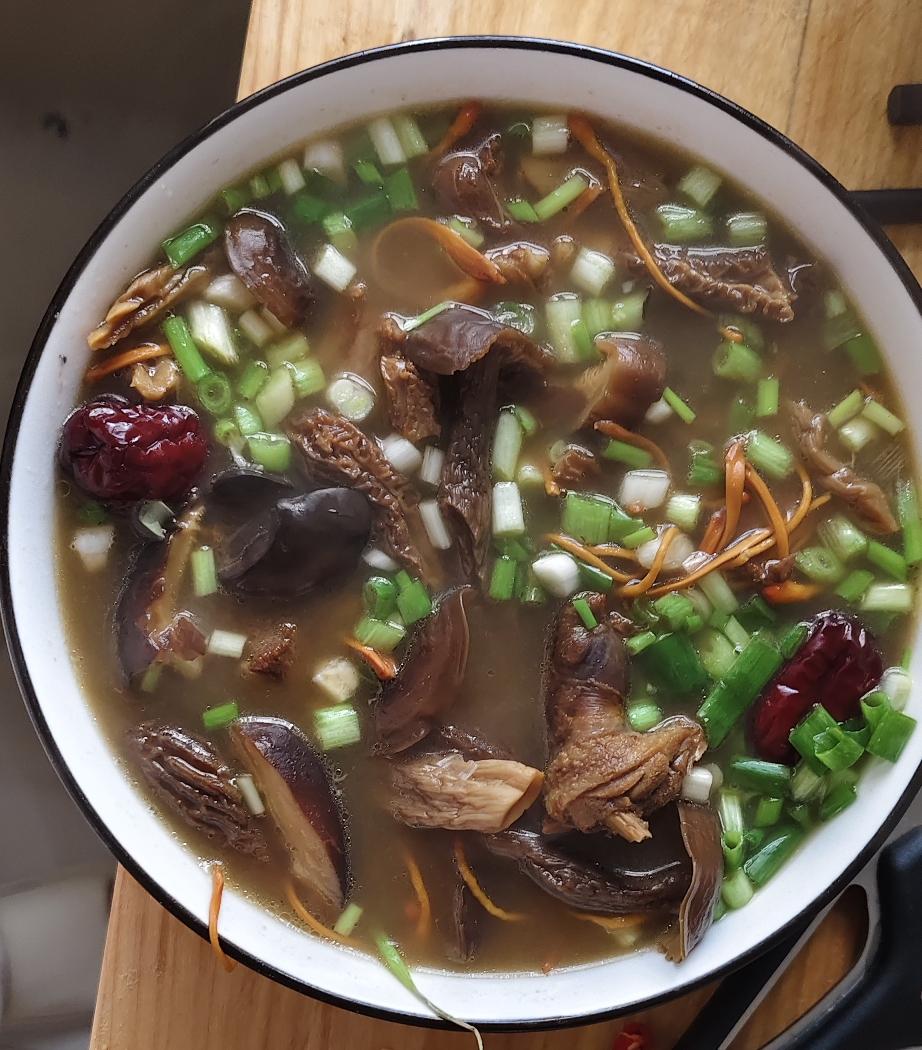 今天炖了一锅超鲜美的菌菇排骨汤，羊肚菌、虫草花、红枣一起下锅慢炖，汤头浓郁又清甜