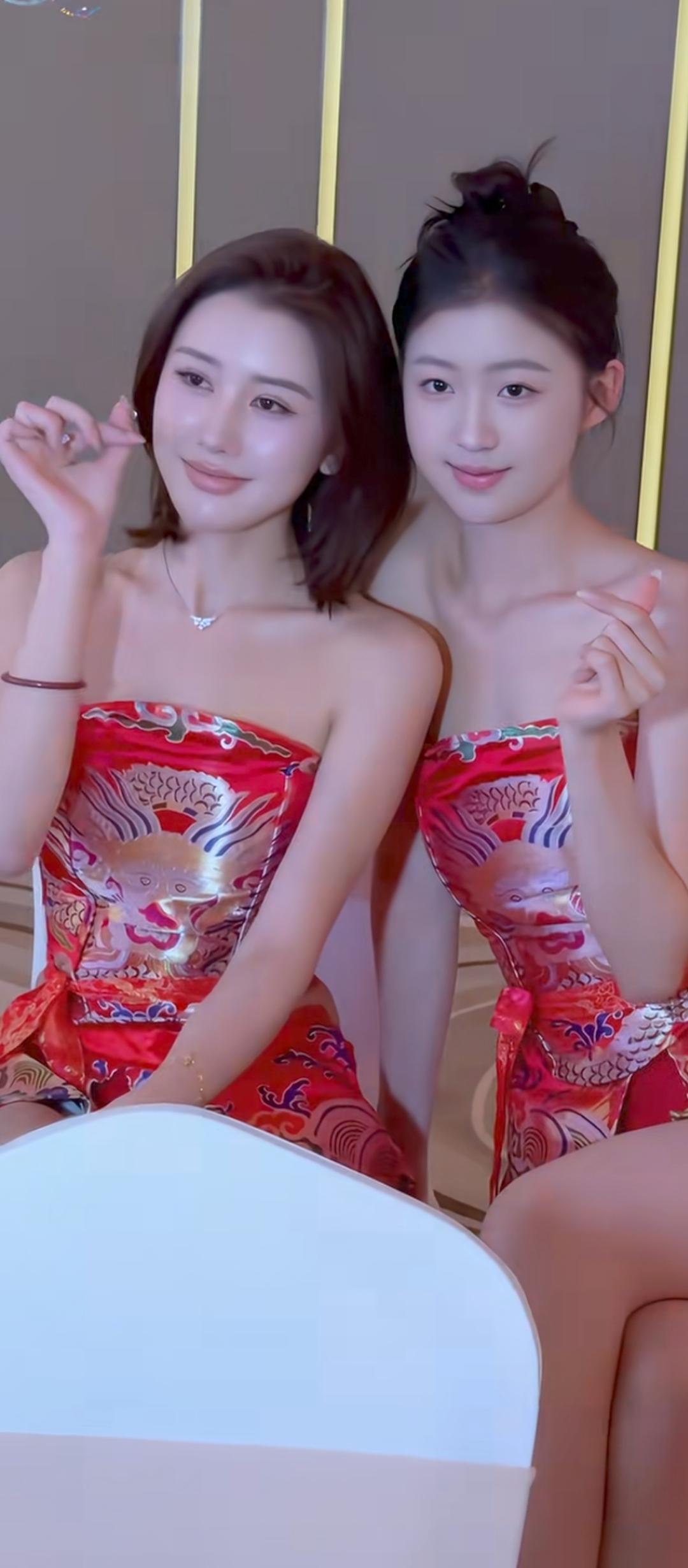 姐妹花闺蜜装，红衣惊艳，笑靥如花🌸✨