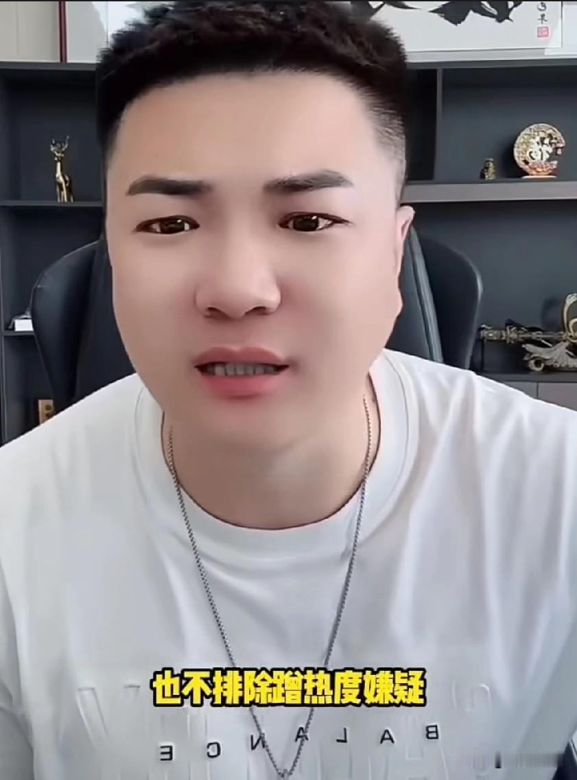 阿宇提出拯救小冠军方案，把巴扎黑应得的钱给了，大家就不会骂你了！

KTV男主画