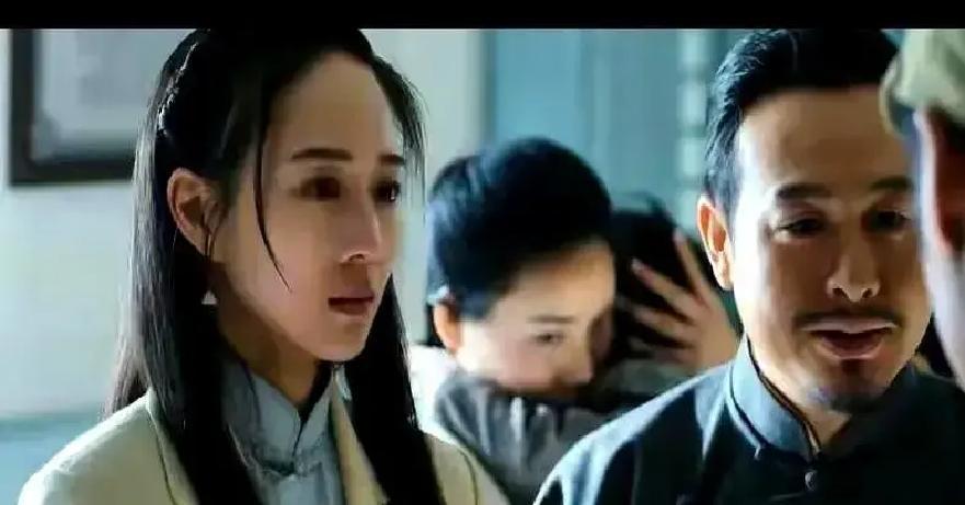 8年雪藏剧首播就翻车？
 
昨晚打开《长河落日》，满屏弹幕在吵：女主出场三分钟，