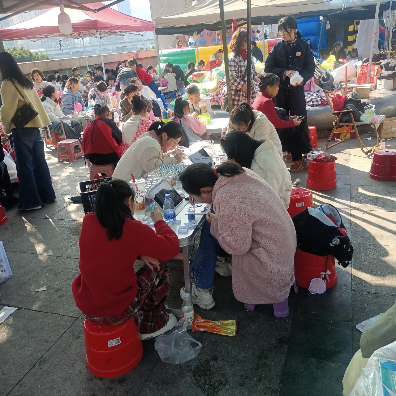 热闹非凡，人潮涌动，创意无限！🎨💡