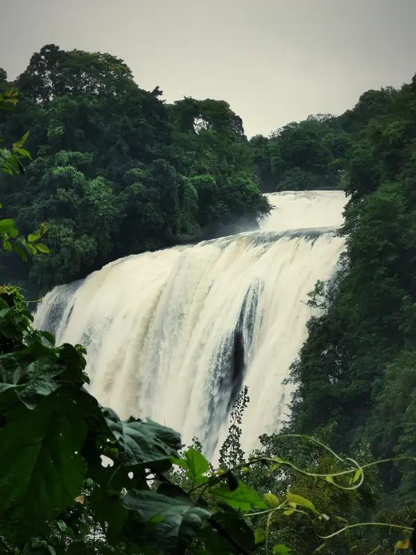 我拍过最美的瀑布当属贵州黄果树瀑布。那场面，简直震撼到我了！站在观景台上，远远就