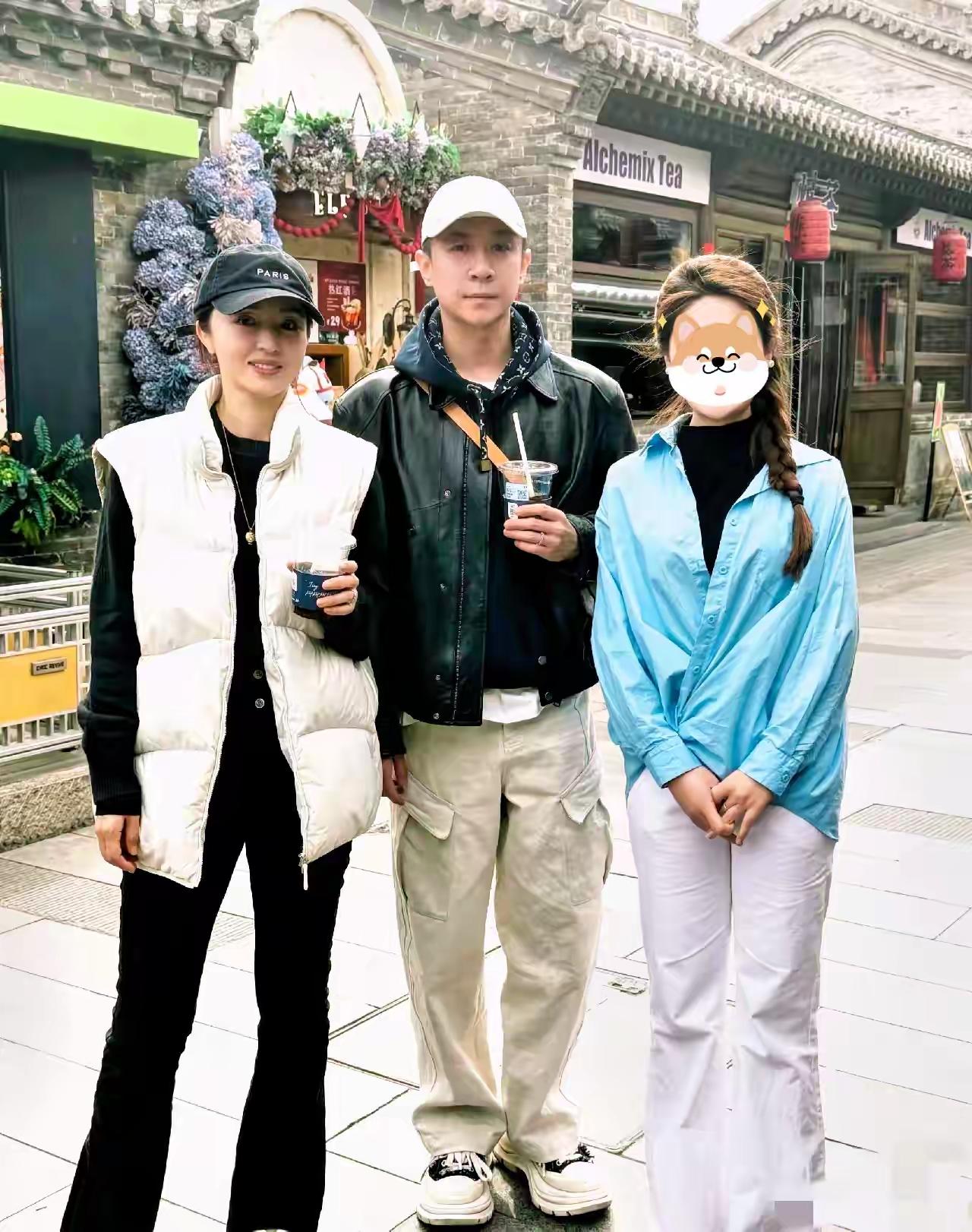 4月2日，董璇张维伊夫妇打卡山西大同古城，与网友合影亲切热情，没有明星架子！
镜