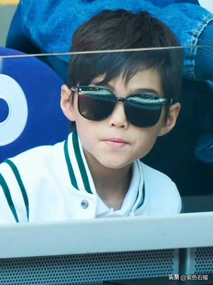 周杰伦8岁的儿子罗密欧曝光，这也太帅了吧。感觉五官神似周杰伦，但是高鼻梁，梨涡，