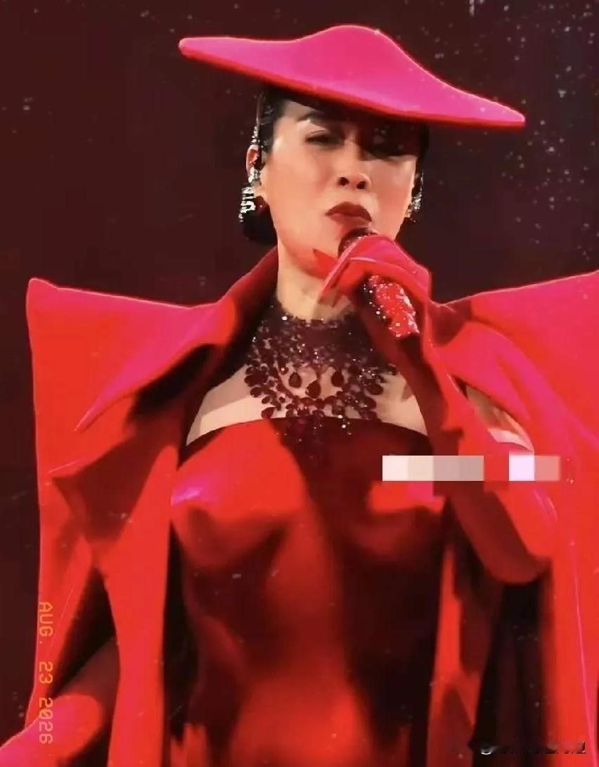 现在最后悔的人
估计就是开演唱会的那英了吧。后悔的是，在演唱会上她的团队，竟然给