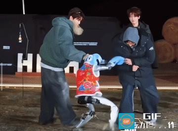 我什么时候看到这段才不笑啊。

被范丞丞薅头发拖着走的机器人，每一步都充满了抗拒