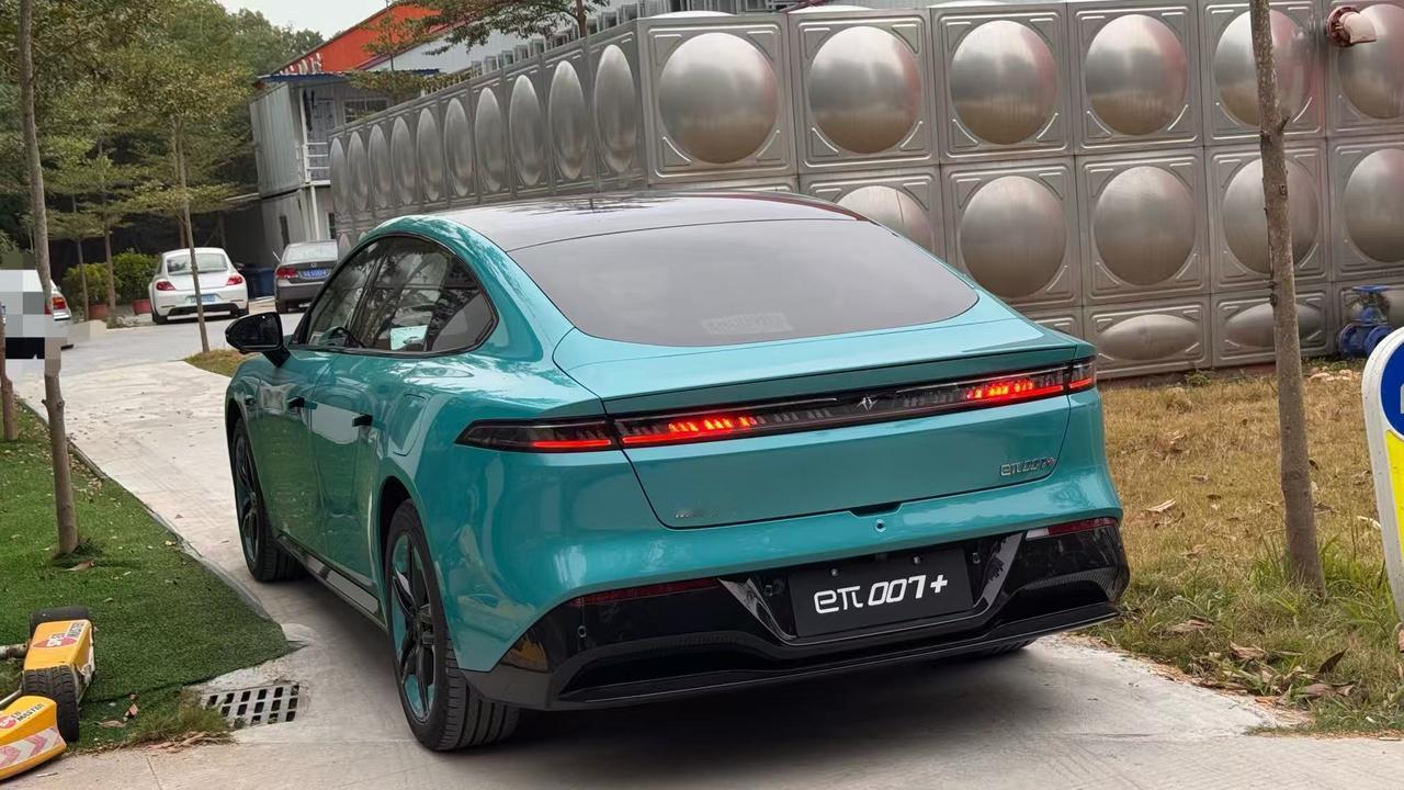 另一片价值15万的迈阿密蓝
你会得到四驱+544马力
还有一块bling bli