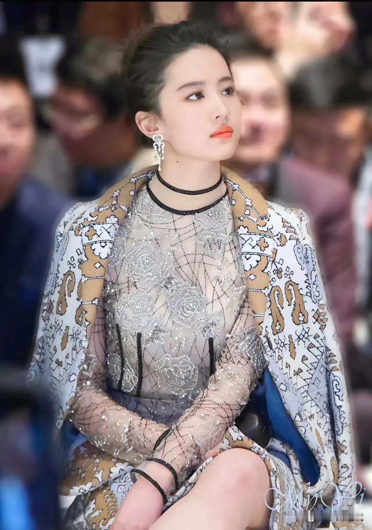 照片中这两个女人，都很美，美的很高级。
第1个是偶像级的人物，一直以来，都是很多