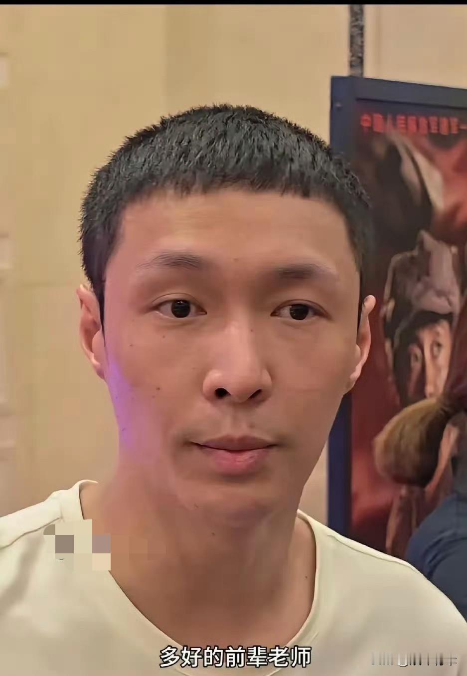 张艺兴素颜照曝光，网友大呼对明星祛魅了。
近日，张艺兴出席电影的宣传活动，被网友