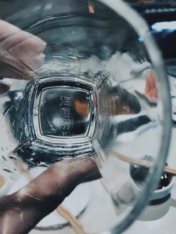 喝酒以后的危害可真不少。就说身体方面，酒精伤肝，长期酗酒容易引发酒精肝、肝硬化。