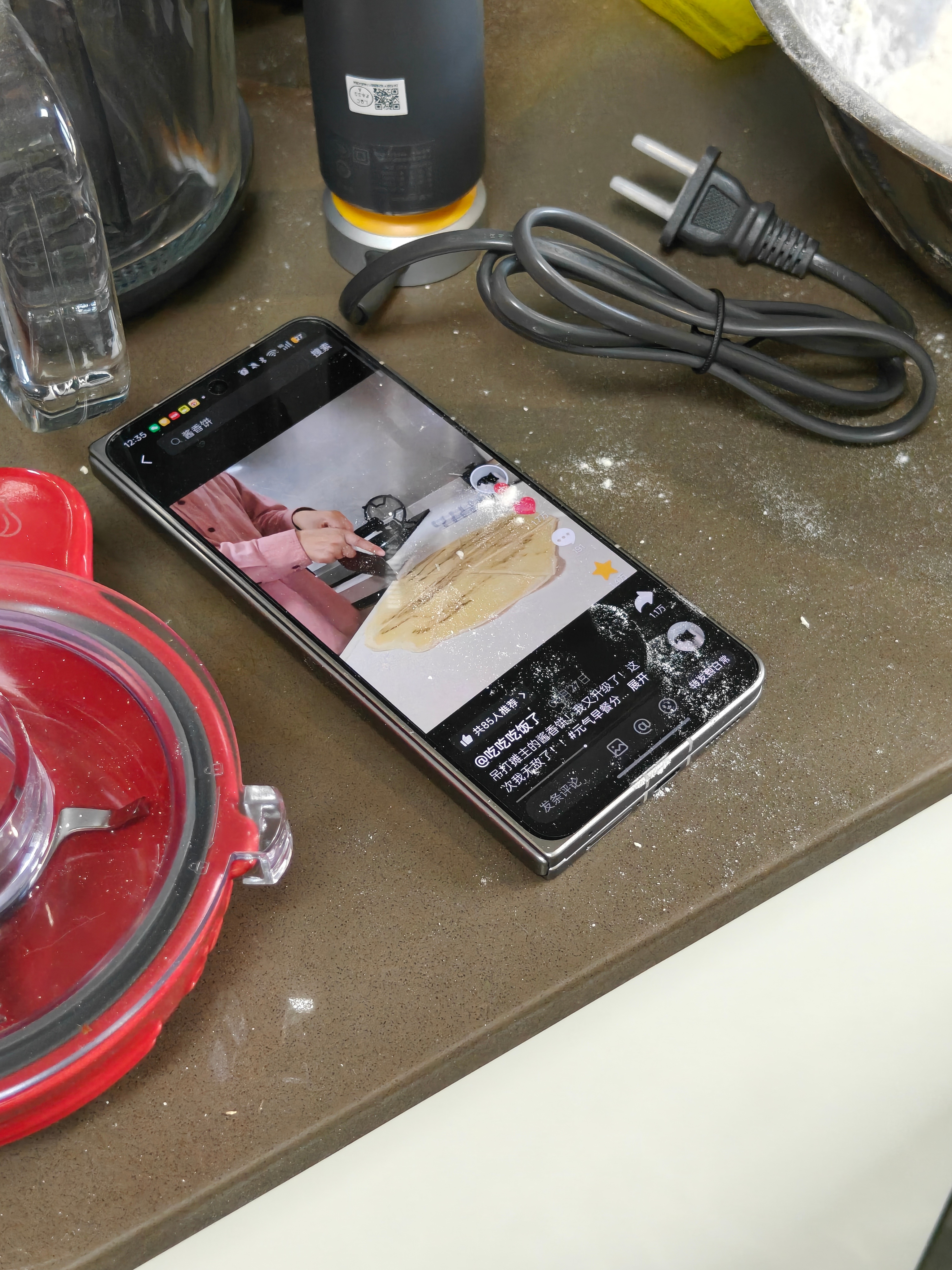 各大厂商都应该找美丽来做防尘防水测试她是真用啊