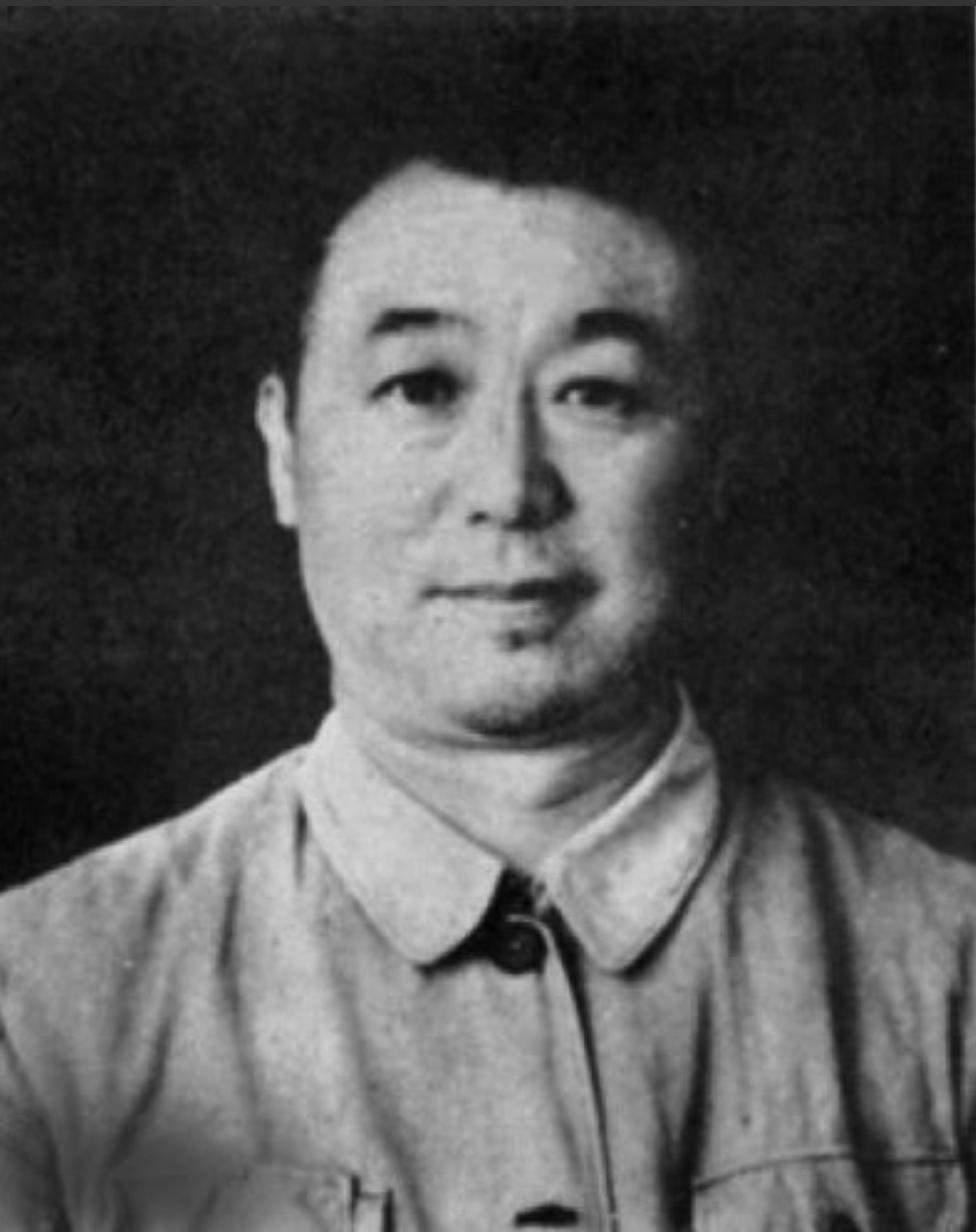 1934年，地下党员假扮夫妻，藏身俄式平房，掩护抗日秘密印刷机关，因分床睡的一个