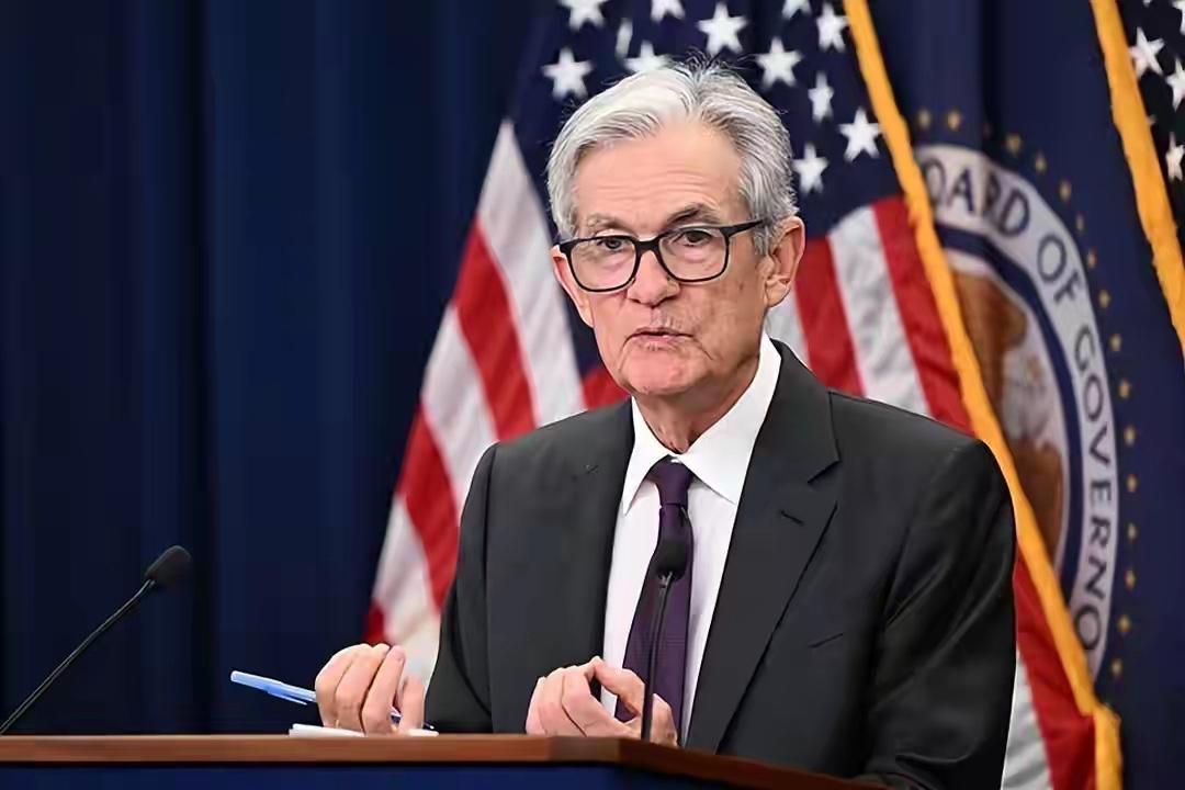 不辞职就开除！
特朗普彻底摊牌：必须卷铺盖走人，鲍威尔退无可退。鲍威尔也硬气，明