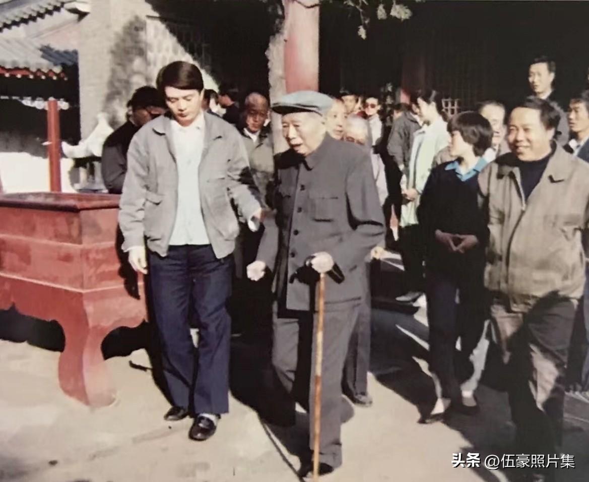 1986年10月，时任中共中央政治局委员、中央顾问委员会副主任的宋任穷，在离开冀