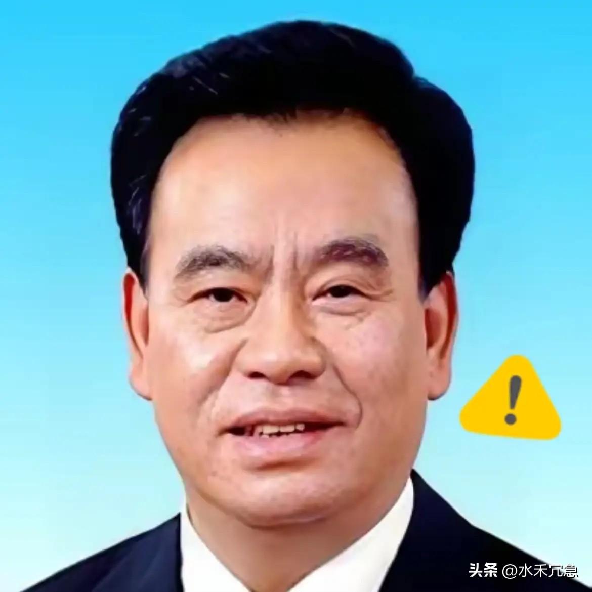 “八年省长已是过去，如今我只是一个在博物馆义务讲解的志愿大爷。”

身上穿着红马