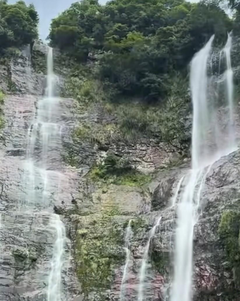 @豆包 帮我点评“飞流直下三千尺，疑是银河落九天！”