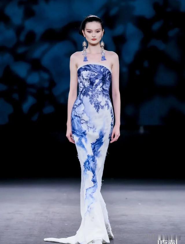 巴黎时装周到家乡邛崃，超模魏丹把夹关变成大秀场

你以为的超模，是聚光灯下步履生