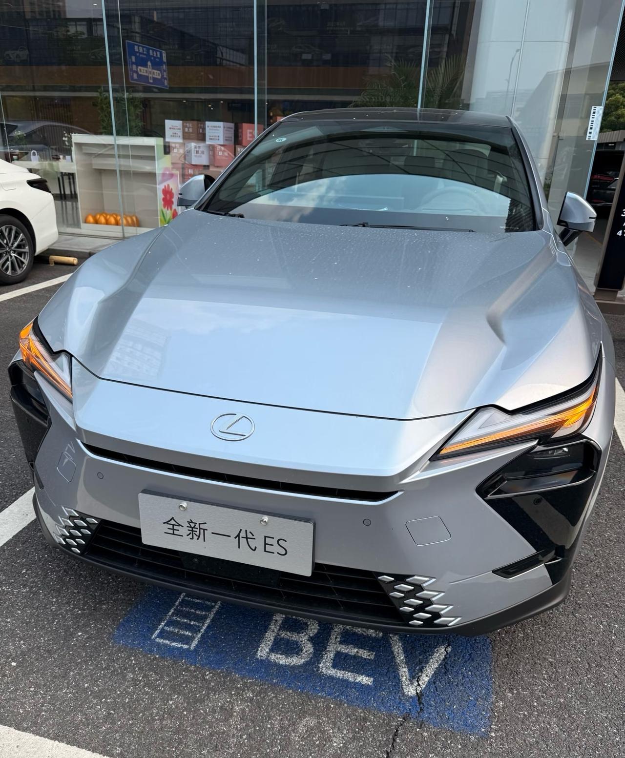 第一次试驾新ES，谈谈感受
一、底盘有韧性，有高级感，比现款RX还要好，别看车身