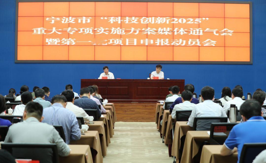 以下是一些今日的新闻：
 
- 伊朗最高领袖拒绝美国重启伊核谈判提议：当地时间1