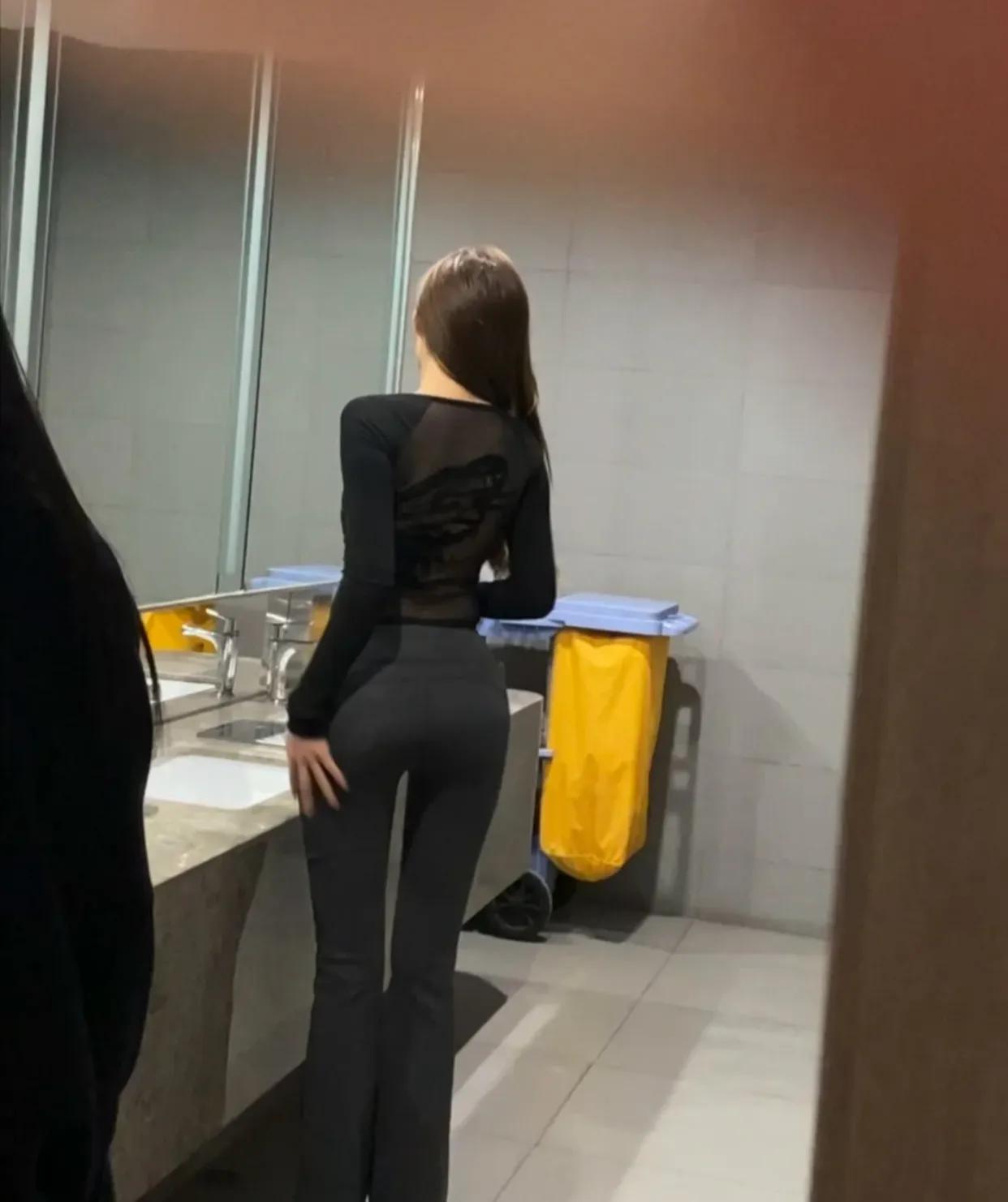 商场女厕所看见的...没敢进好尴尬啊！！！！

天哪，站在门口的那一刻，我仿佛被
