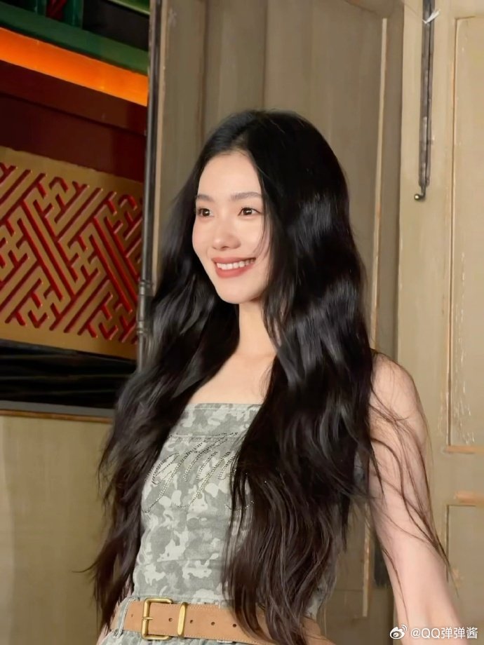 来看娱乐刘浩存步入戏祠刘浩存又美我一跳 氛围感拉满！刘浩存步入戏祠这一幕，美得干