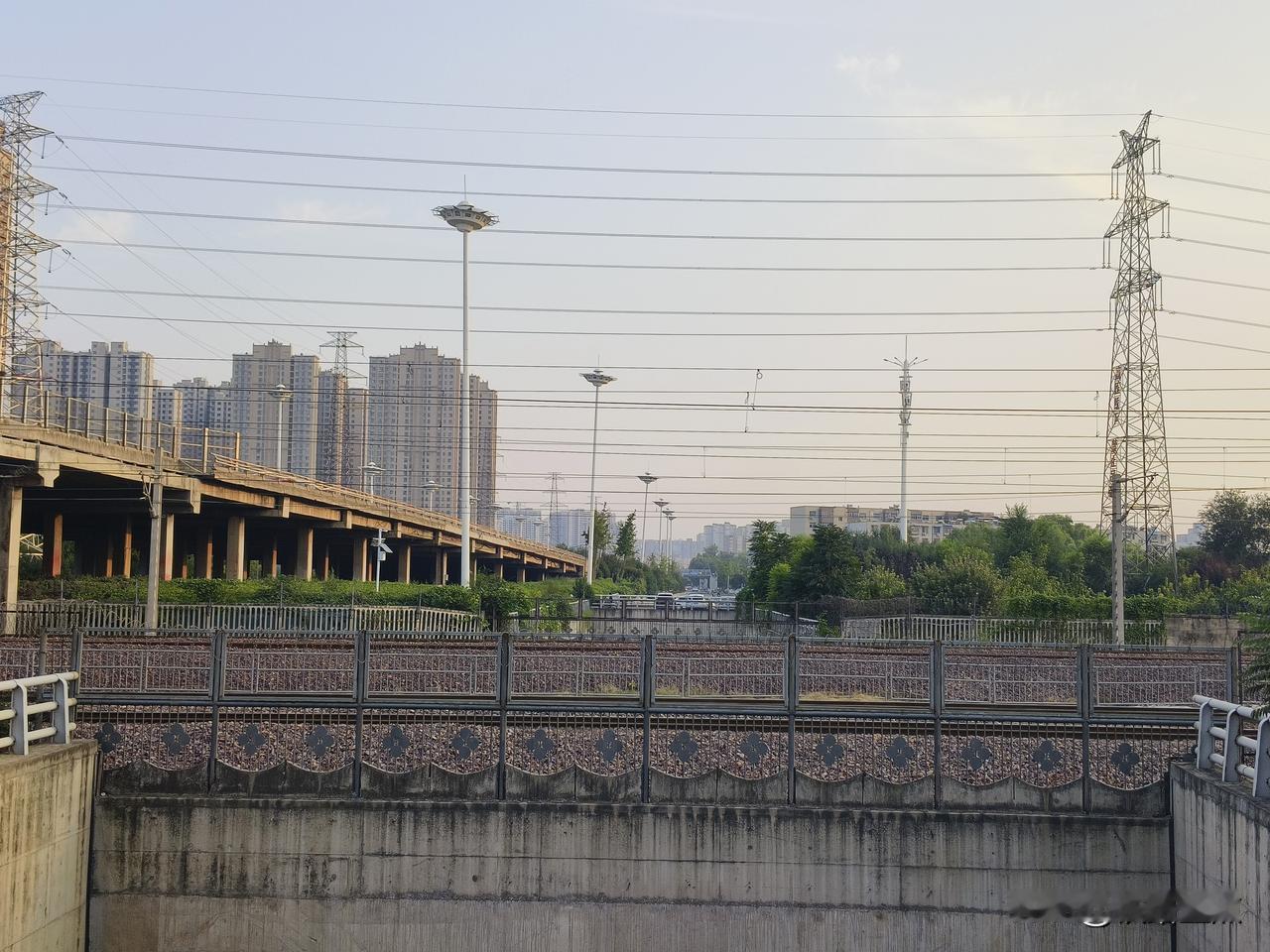 2026年8月15日西三环陇海铁路立交桥随拍:
      听闻西三环跨陇海铁路