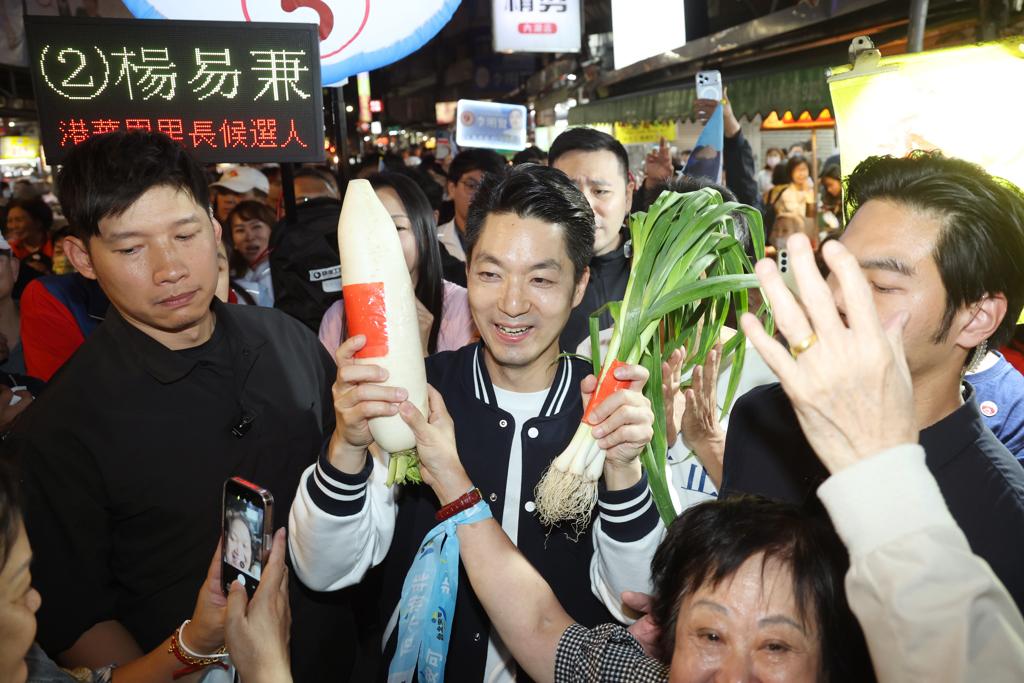 蒋万安737夜市扫街人气旺！ 摊商赞台风后复原快速“不是每个人都做得到”
台北市