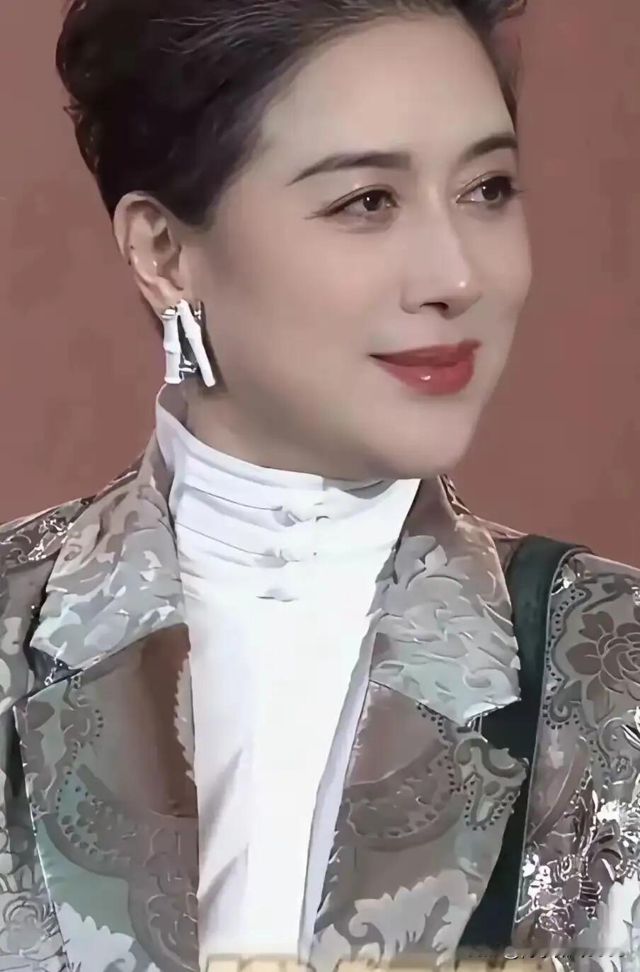 这是一个颜值可以和朱琳媲美的女明星，她长相大气，端庄古典，是浓妆艳抹的美，性感迷