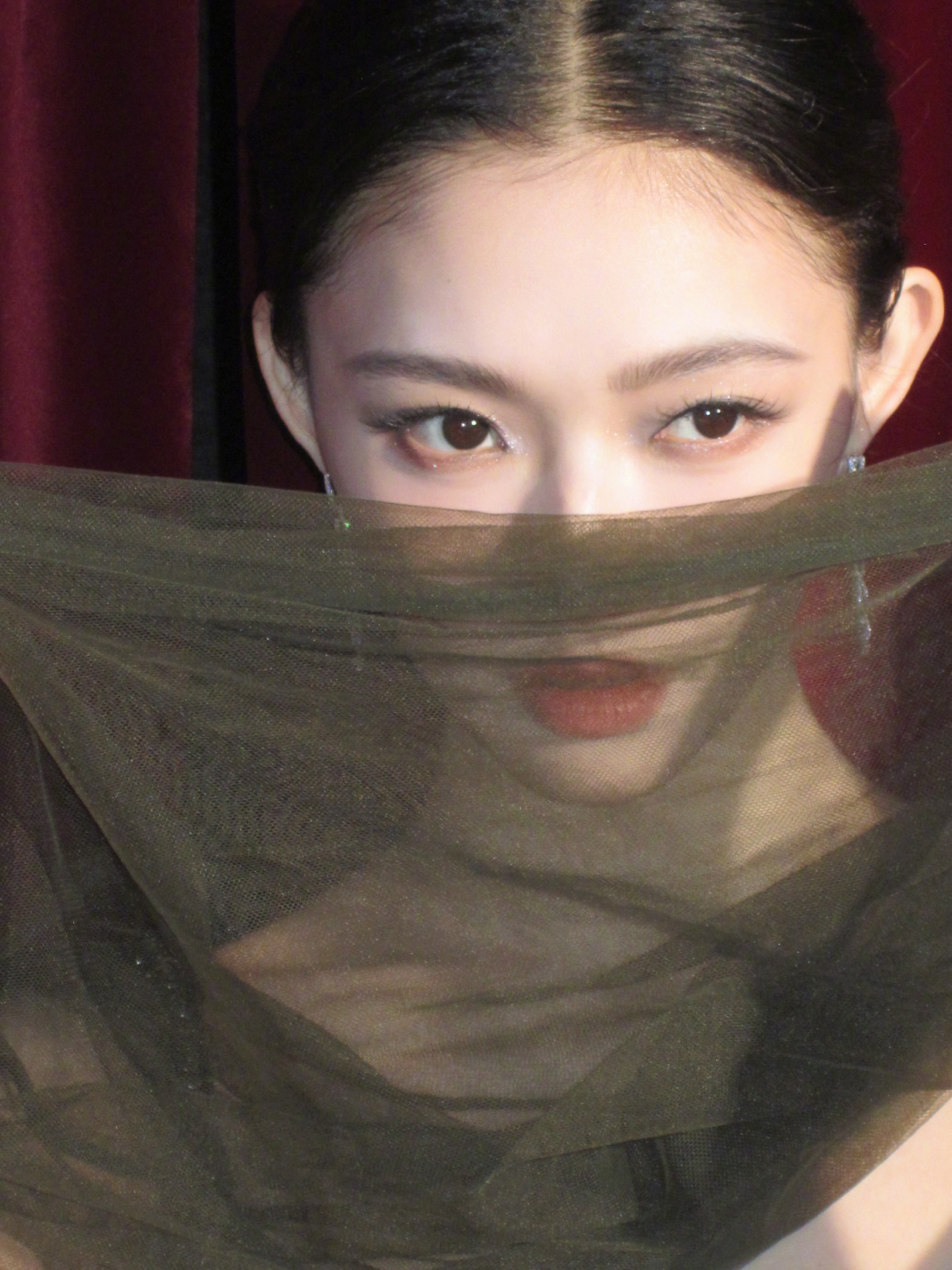 林允 维纳斯女神 林允一亮相栩栩华生红毯就惊艳全场！民族风长裙配薄纱披肩，钻石点
