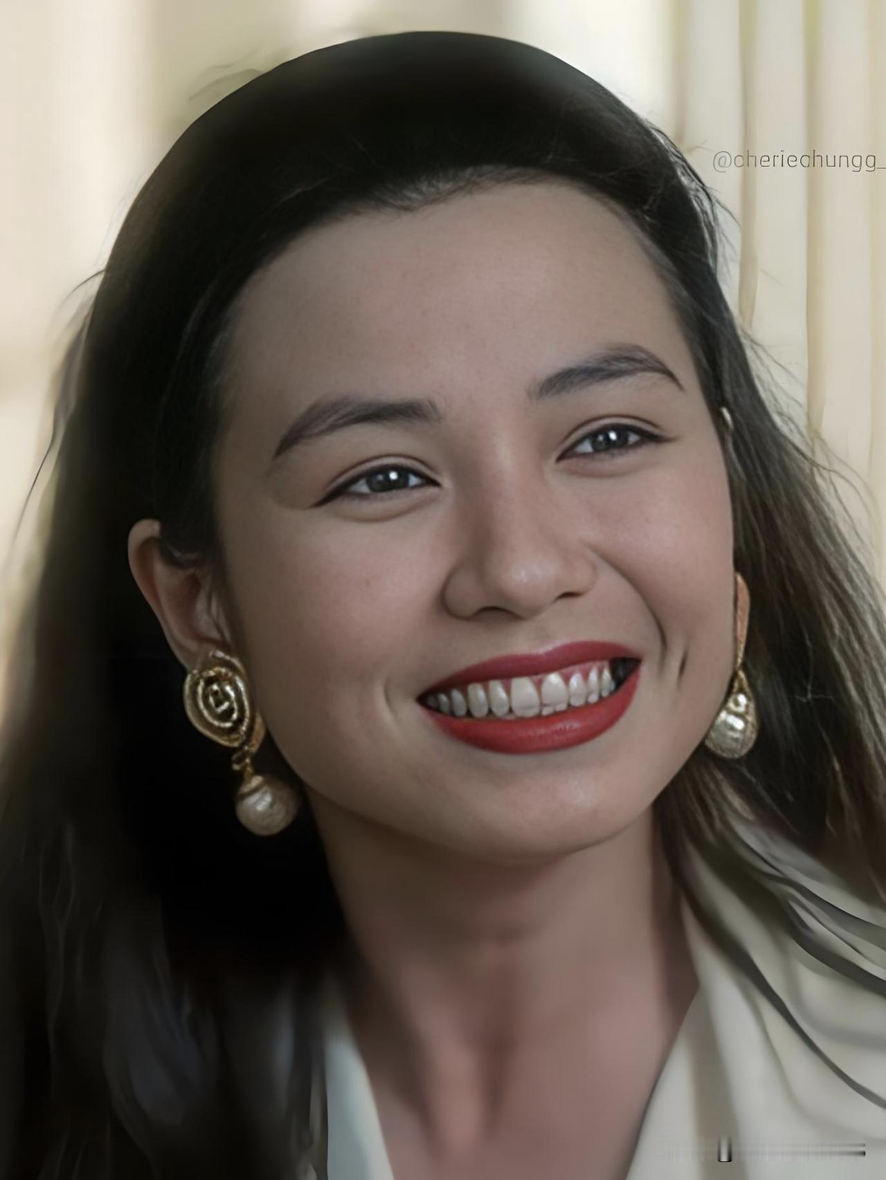 钟楚红是港风黄金时代的亮眼明珠，明艳灵动又飒爽真性情，笑靥里藏着永远鲜活的港风记