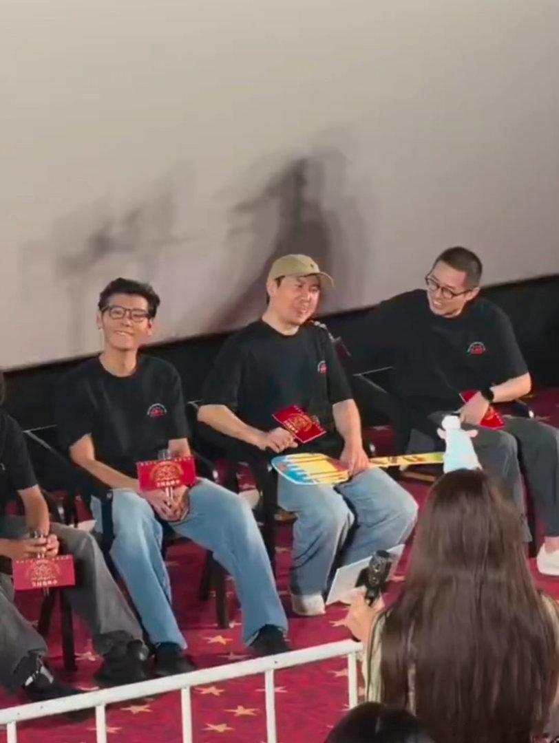 你们怎么又把沈腾弄哭了观众让沈腾做无忧无虑的小老头腾哥习惯带给所有人欢乐，却很少
