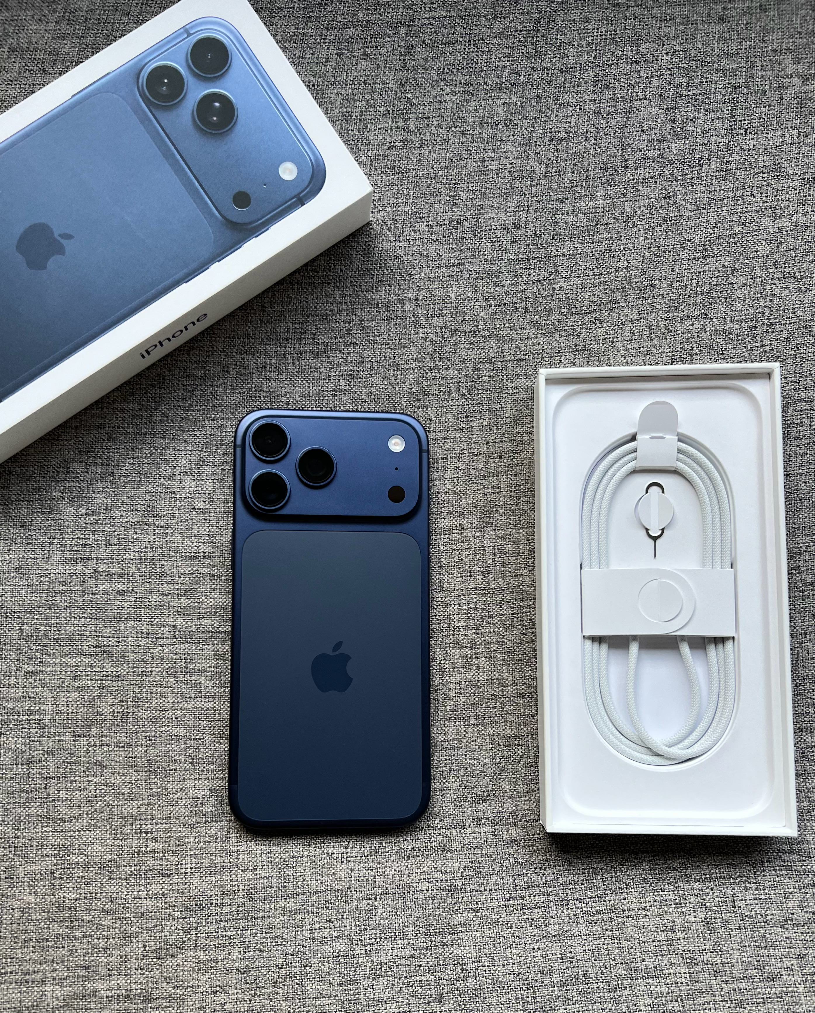 iPhone17 Pro Max 512G 蓝色，屏幕完美，中框细微使用痕迹，?