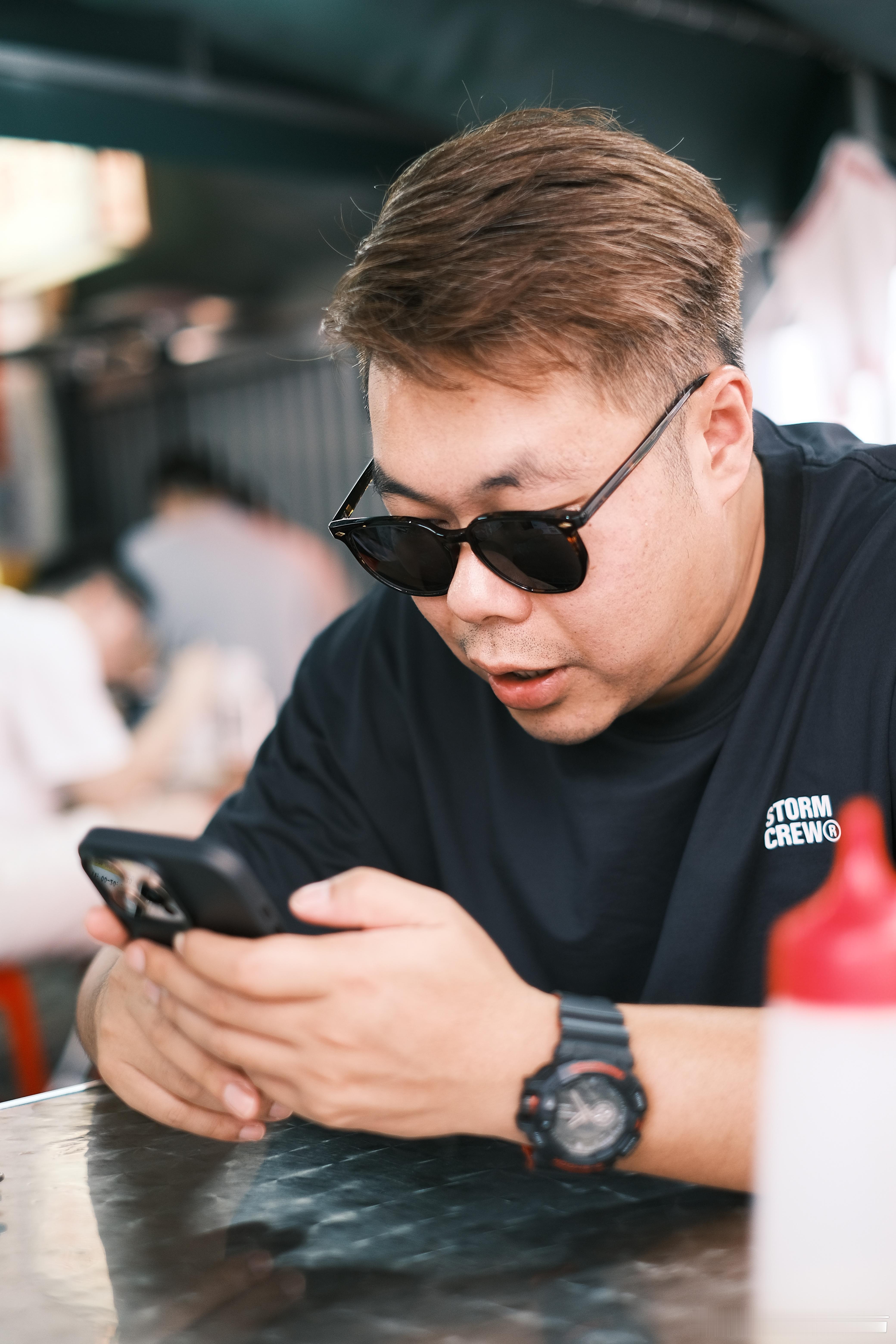 我个人是很受不了眼镜脏了就是会让我看东西非常难受所以基本上我是最少隔天就会洗一次