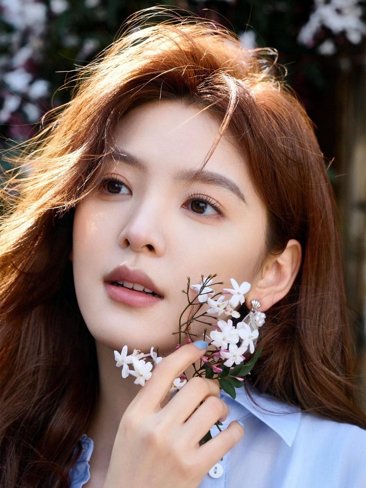 主持人问：你的票房成绩那么好，收入也不错，是自己买房了吗？章若楠非常懂事：我没钱