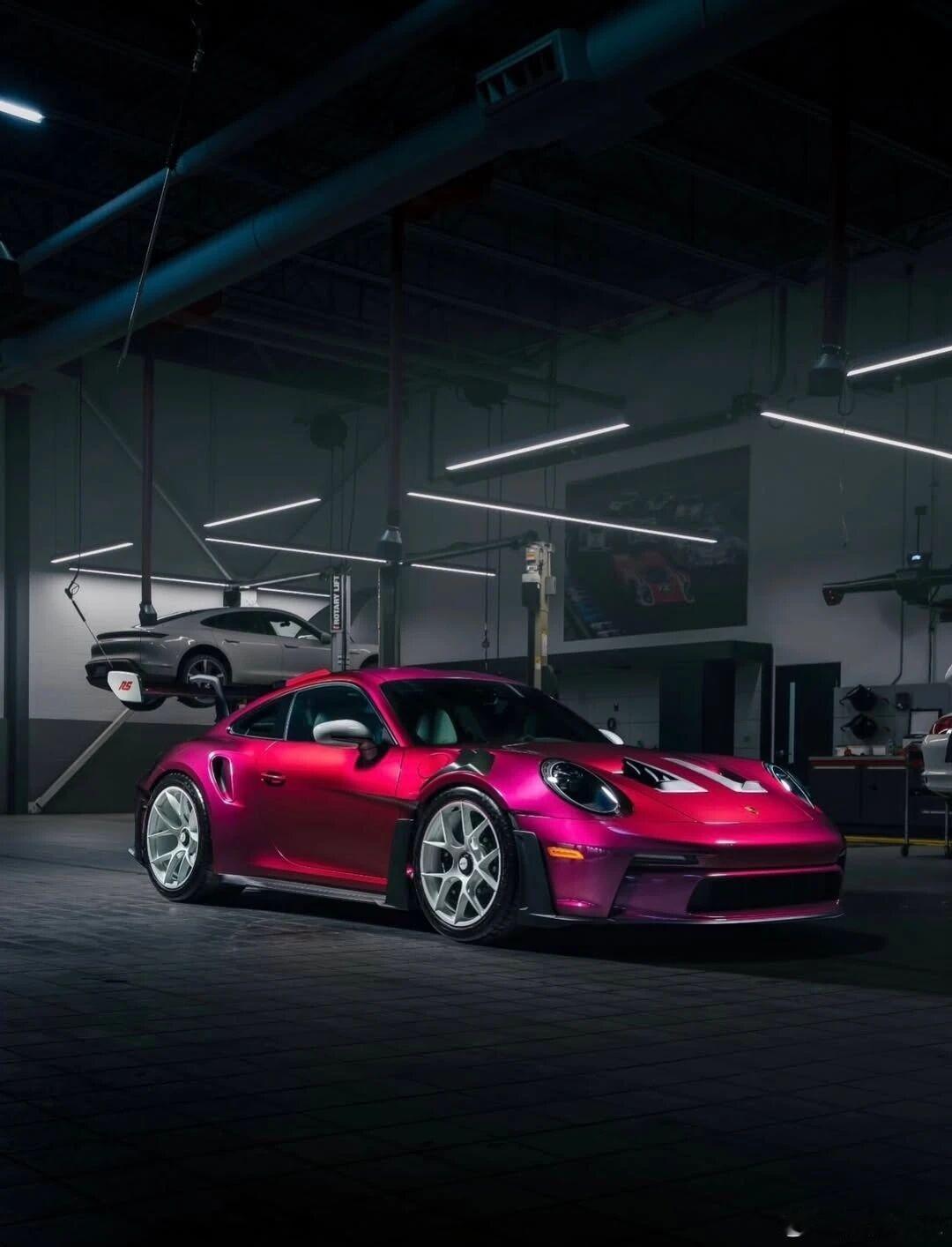 早安 愿你的今日如这台保时捷911 GT3 RS——线条锋利，目标明确，在属于你