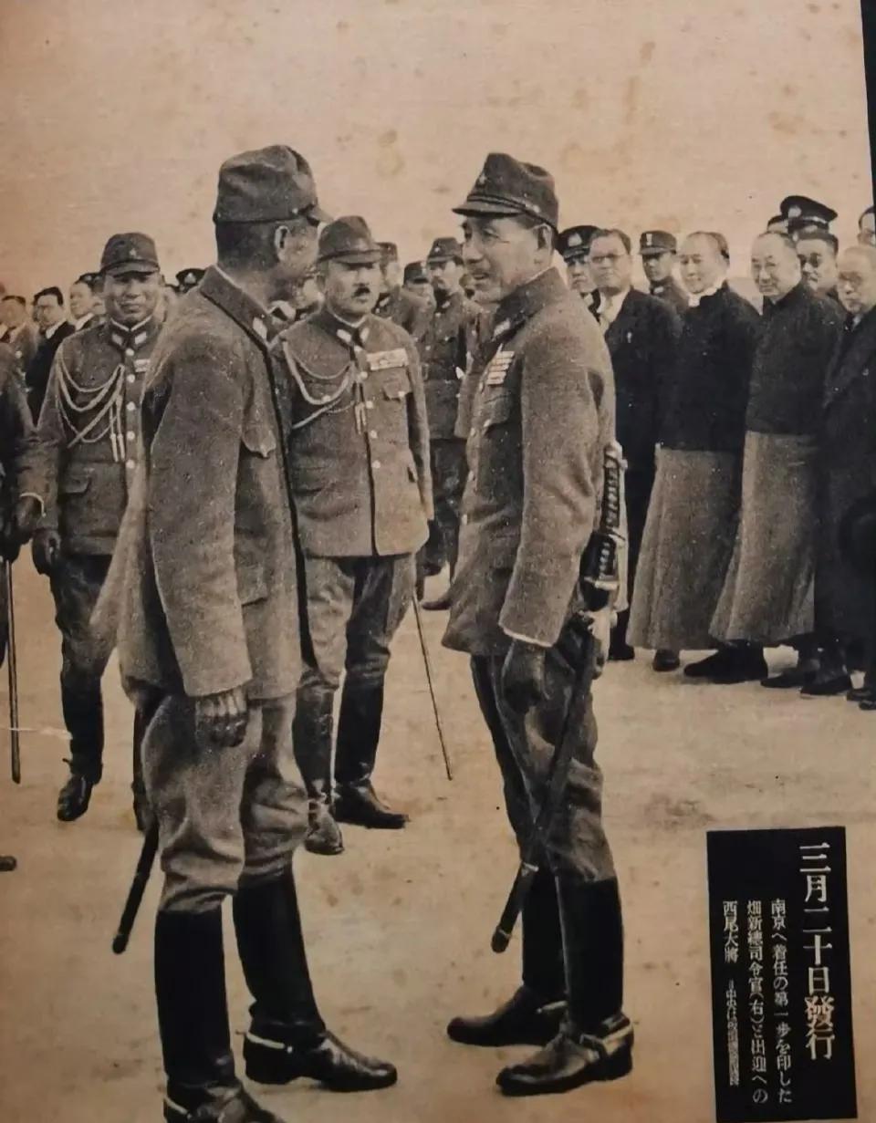 照片拍摄于1938-1940年期间的南京，对面站着的两个人一个叫西尾造寿（左），